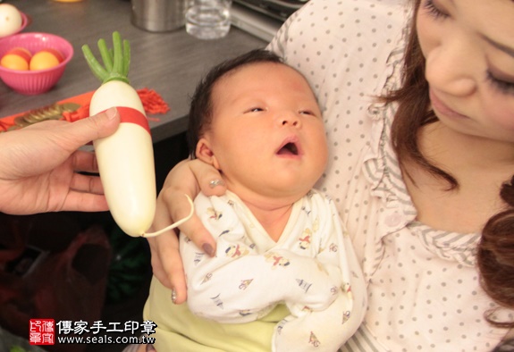 剃胎毛、滿月剃頭、嬰兒剃頭、嬰兒理髮、嬰兒剃髮、嬰兒剃胎毛、嬰兒滿月剃頭、寶寶剃頭、剃胎毛儀式、剃胎毛吉祥話、滿月剃頭儀式、滿月剃頭吉祥話、寶寶剃胎毛、寶寶滿月剃頭理髮、 新北永和區剃胎毛、新北永和區滿月剃頭、 新北永和區嬰兒剃頭剃胎毛、新北永和區嬰兒理髮、新北永和區嬰兒剃髮、林寶寶(新北永和區到府嬰兒寶寶滿月剃頭理髮、免費到府嬰兒剃胎毛儀式吉祥話)。到府剃頭剃胎毛主持、專業拍照、DVD光碟、證書。★購買「臍帶章、肚臍章、胎毛筆刷印章」贈送：剃頭、收涎、抓周，三選一。2016.01.30 照片8
